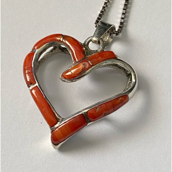 Vintage Sterling Silver Coral Inlay Heart Pendant Necklace - Picture 3 of 10